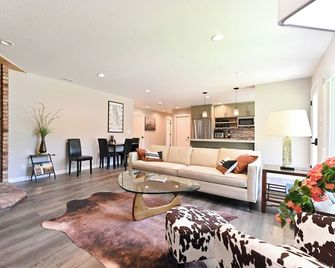 Newly remodeled three bed two bathon quiet dead end street. - Angels Camp - Living room
