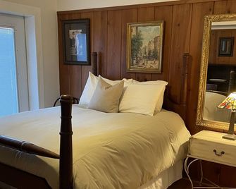 Ideal Location, Charming 4 bedroom home w Pool, fenced yard. - Winter Park - Bedroom