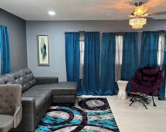 3-bedroom house in charming Cedar Falls with WiFi, AC. Enjoy your stay - Cedar Falls - Living room