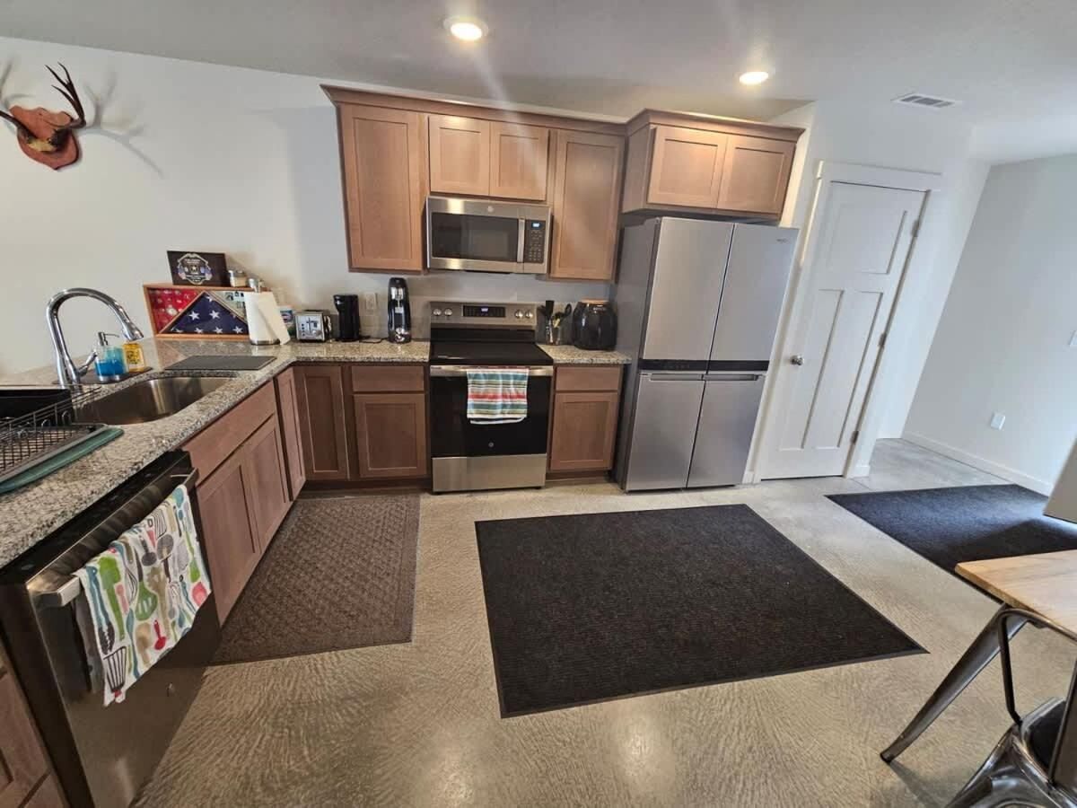 Cozy 2br Home Parking Full Kitchen