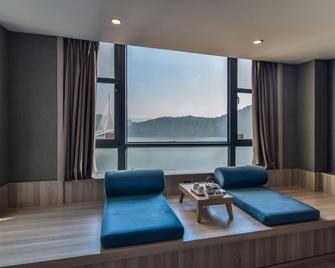 Orange Inn Zhi (Yichang Three Gorges Tourist Center, Wanda Binjiang) - Yichang - Wohnzimmer