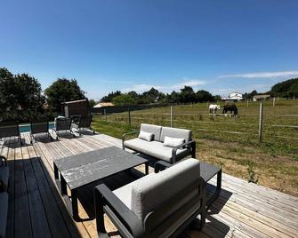 villa with 4 bedrooms, 2 bathrooms and private swimming pool - Villeneuve-en-Retz - Patio