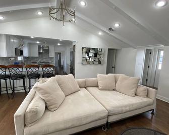 Luxury Marble Getaway for a place you’ll never want to leave - Artesia - Wohnzimmer