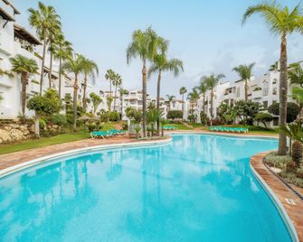 Cozy Garden Apartment by Sea - Estepona - Zwembad