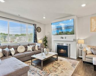 19932 Stylish Spacious 5br3ba Home In Spanaway - Spanaway - Sala de estar