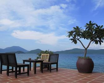 Whale Island Resort - Van Ninh - Patio