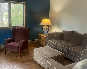 Large pet friendly, kid friendly house! 35 minutes from US Bank Stadium etc. - Otsego - Living room