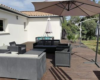 Magnificent villa for rent close to beaches - Aubais - Patio