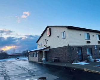 Super 8 by Wyndham Imlay City - Imlay City - Building