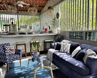 Casa Sophia 3 listings Apartment 1 or Apartment 2 separately or Apt 1 and 2 together all with FO internet - Guapiles - Wohnzimmer