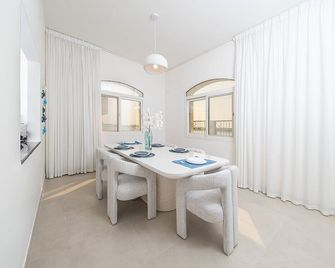 Beachfront 4 Bed Villa in Ajmal Makan - Umm Al Qaiwain - Dining room