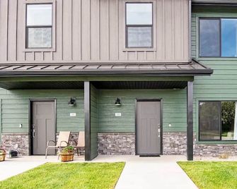 Basecamp Stays: Unique Townhome Views from Porch - Driggs - Building