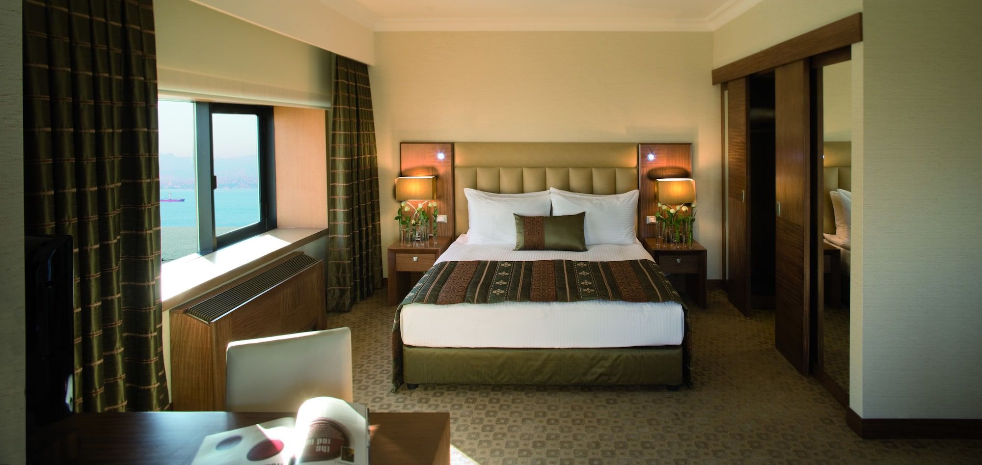Bedroom view of Mövenpick Hotel Izmir