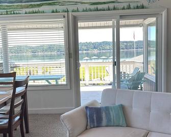 The Beach Loft on the north shore of the Hood Canal. - Belfair - Sala de estar