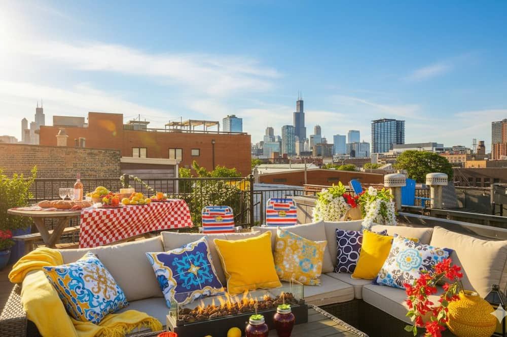 Last-Minute Chicago Home With Rooftop Views +private Hot Tub -Garage-Sleeps 12 - Chicago - Balcony