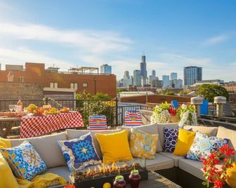 Last-Minute Chicago Home With Rooftop Views +private Hot Tub -Garage-Sleeps 12 - Chicago - Balcony