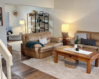 Charming Big 4-bedroom house with AC in Suisun City - Suisun City - Living room