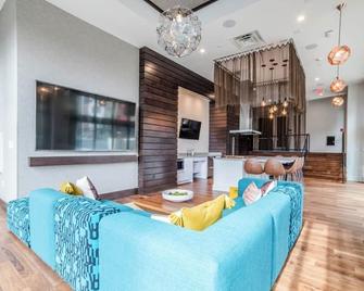 Vibrant 2BR Corner Suite and Free Parking at CityWay - Indianapolis - Wohnzimmer