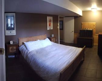 Old Town Charmer In-Law Suite Walking Distance To Beach and Ammenities - Chemainus - Bedroom