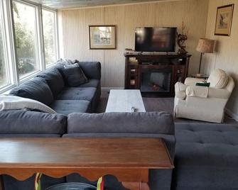 Fisherman's Paradise With Private Dock And Shoals - Heber Springs - Living room
