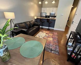 Downtown 1st Floor Apt: Walk to Breweries, Food - Roanoke - Living room