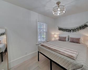Our Pink House - Lincoln - Bedroom