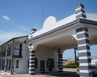 Sherman Inn - Sherman - Building
