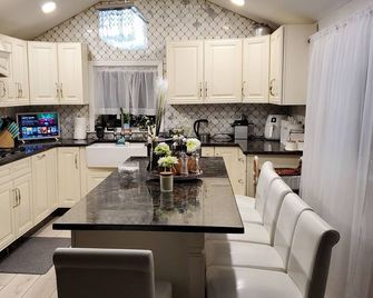 cheerful residential home with gorgeous mountain lake view - Greenwood Lake - Kitchen