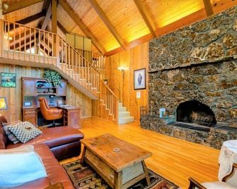 Spacious Mountain Cabin w Views! Deck & Wildlife - Klamath Falls - Living room