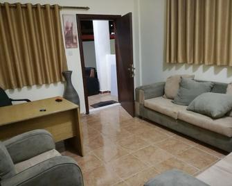 Family House Hostel - Aqaba - Living room