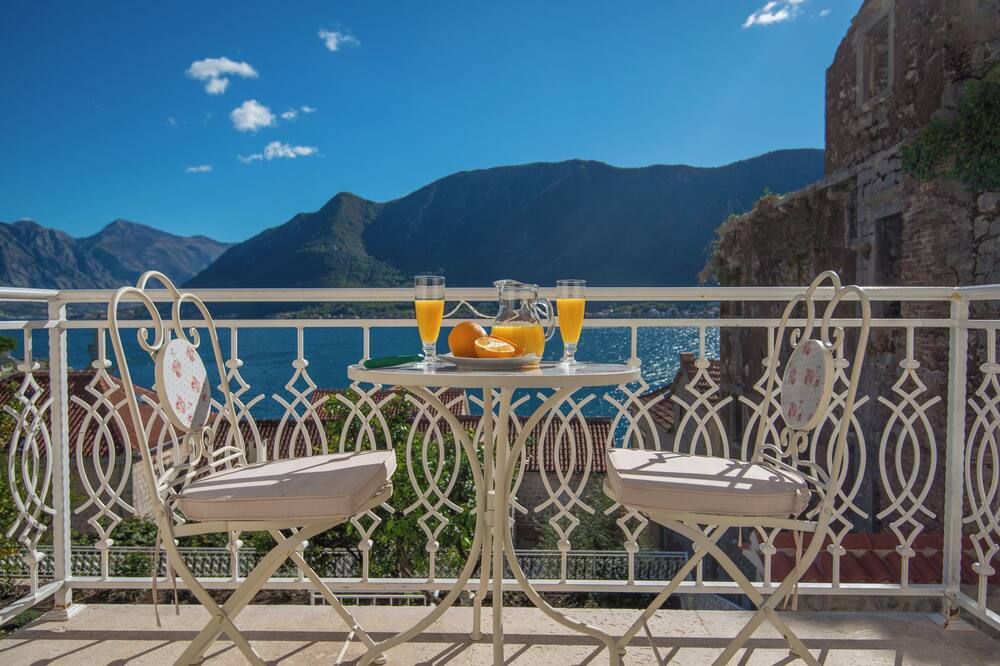 هوتل آند ريستورانت كونتي - كوتور - شرفة