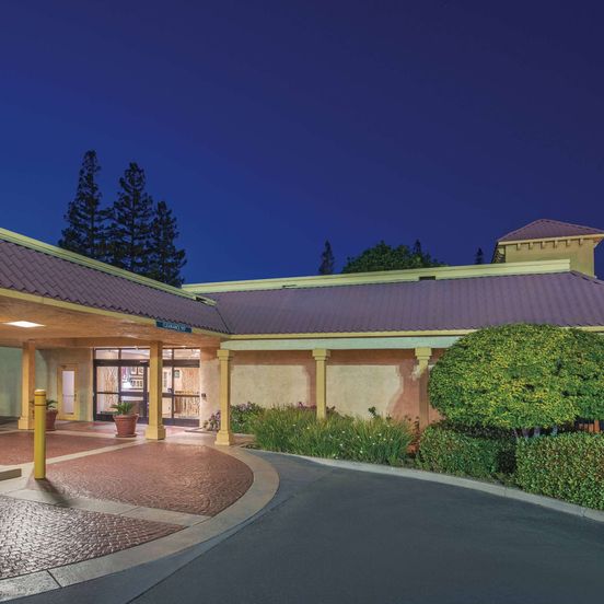 Building view of Howard Johnson by Wyndham Sacramento Downtown