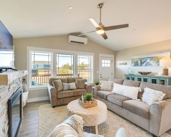 Pet-Friendly Retreat w/ Fenced Yard, Walk to Beach - Ocean Shores - Living room