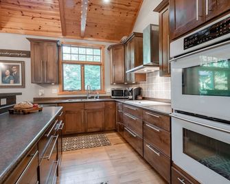 Cabin Retreat - 90 minutes from Twin Cities - Comstock - Kitchen