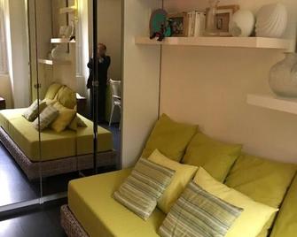 Chambre 1 personne avec terrasse centre ville Marseille 3 nuits min , femme uniquement - Marseille - Bedroom