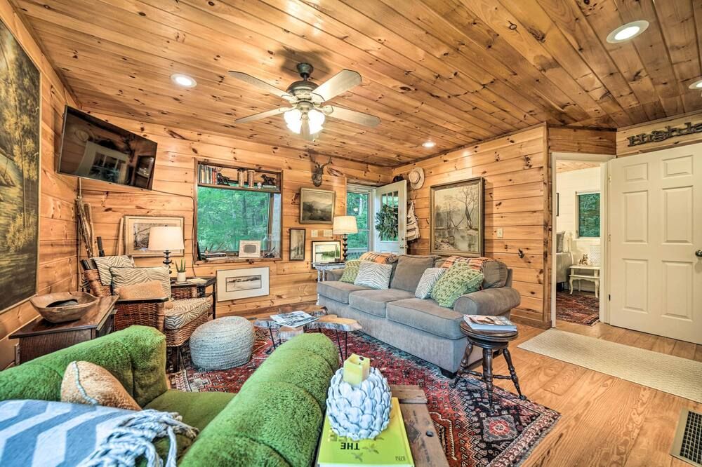 Highlands Cabin on Buck Creek about 8 Mi to Town! - Highlands - Wohnzimmer