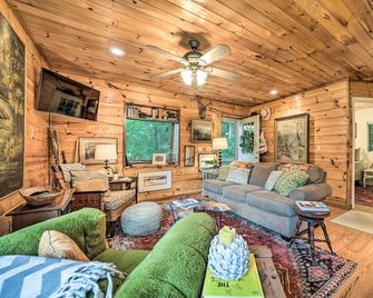 Highlands Cabin on Buck Creek about 8 Mi to Town! - Highlands - Wohnzimmer