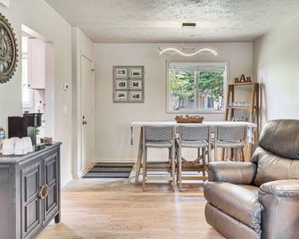 Cozy Meyers Lake Townhome Near Hall of Fame! - Canton - Living room