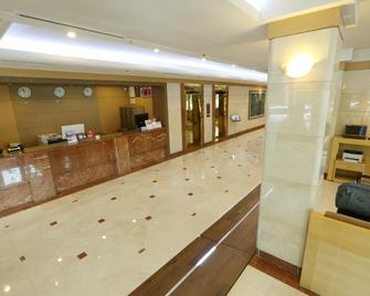 New Kukje Hotel - Seoul - Front desk