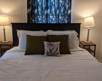 Charming 2 Bedroom Home Near Town, Simple and Sweet - Carlsbad - Bedroom