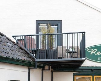 Hotel Restaurant It posthus - Burdaard - Building