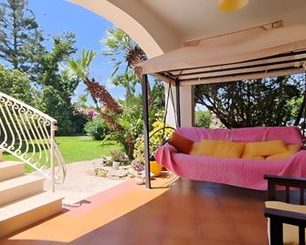 Apartment in villa 130 meters from the sea - Carrozziere - Balcón