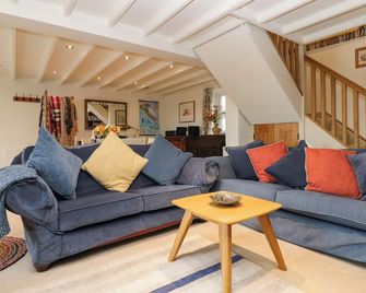 The Fold, 5-6 Rose Terrace, Pet Friendly, With Open Fire In Yarm - Stockton-on-Tees - Living room