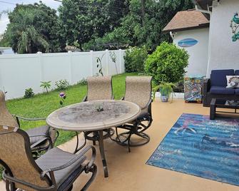 Private Entry-King & Queen rooms - Clearwater - Patio