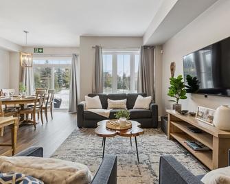 Historic Snowbridge Townhomes - The Blue Mountains - Living room