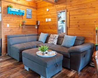 Cottage - Lakeside w/private Hottub near Big White - Kelowna - Living room