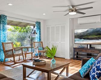 Perfect Family Beach House. Walk out gate to Amazing Beach. - Waialua - Living room