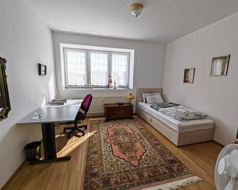 Apartment O3 - Gehobene 6-Zimmer Wohnung 175qm für 1-7 Personen 2x DZ 3x EZ - Grafenwöhr - Schlafzimmer