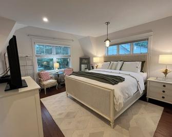 Ocean Views, Rooftop Deck, Hot Tub, New Back Deck! 3-Min Walk To Willard Beach - South Portland - Bedroom