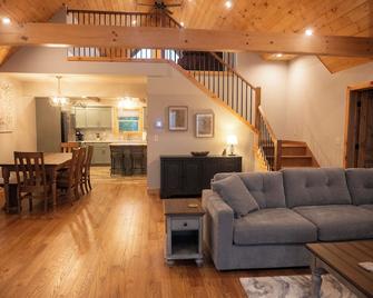 Grand View Lodge, Fantastic new custom built home with lake view! - Huntingdon - Huiskamer